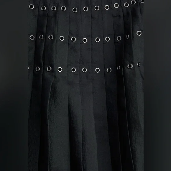 H&M A/W 2025
EYELET-DETAIL PLISSÉ SKIRT - Picture 7 of 8